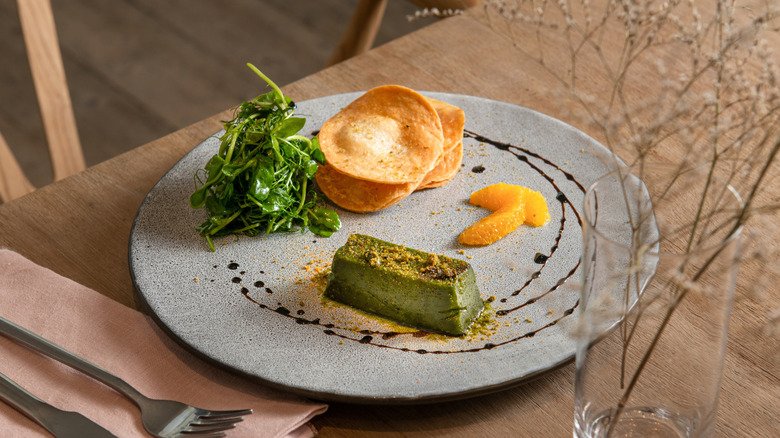 Preparing for a Kitchen-Counter Tasting Menu in New York: Timing, Etiquette, and Smart Choices